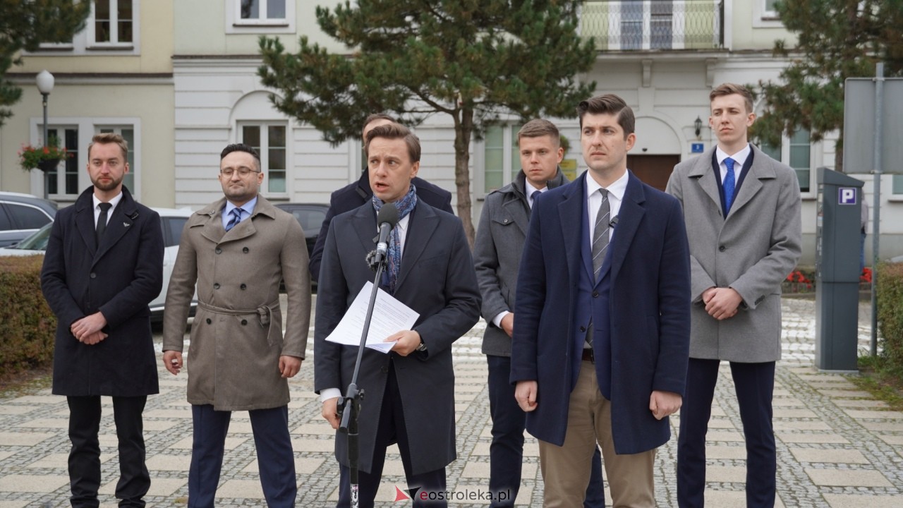 Konferencja prasowa z wicemarszałkiem Sejmu Krzysztofem Bosakiem w Ostrołęce [14.10.2026] - zdjęcie #19 - eOstroleka.pl