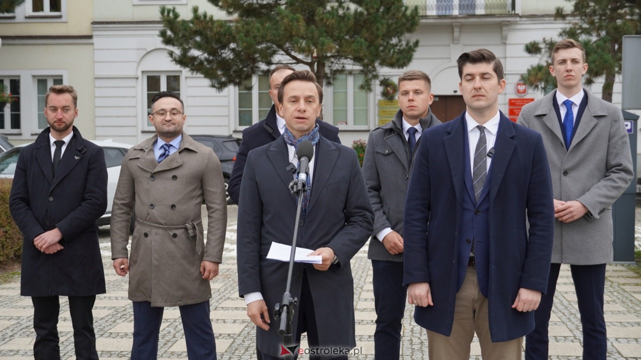 Konferencja prasowa z wicemarszałkiem Sejmu Krzysztofem Bosakiem w Ostrołęce [14.10.2026] - zdjęcie #16 - eOstroleka.pl