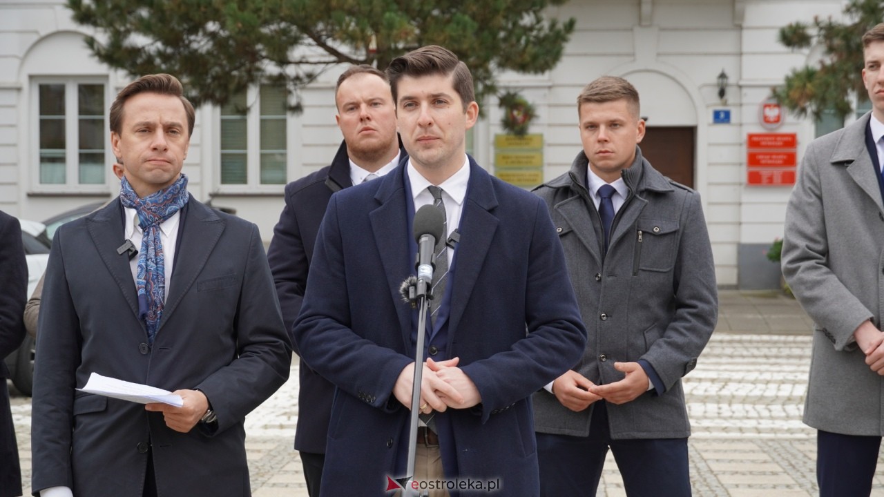 Konferencja prasowa z wicemarszałkiem Sejmu Krzysztofem Bosakiem w Ostrołęce [14.10.2026] - zdjęcie #15 - eOstroleka.pl