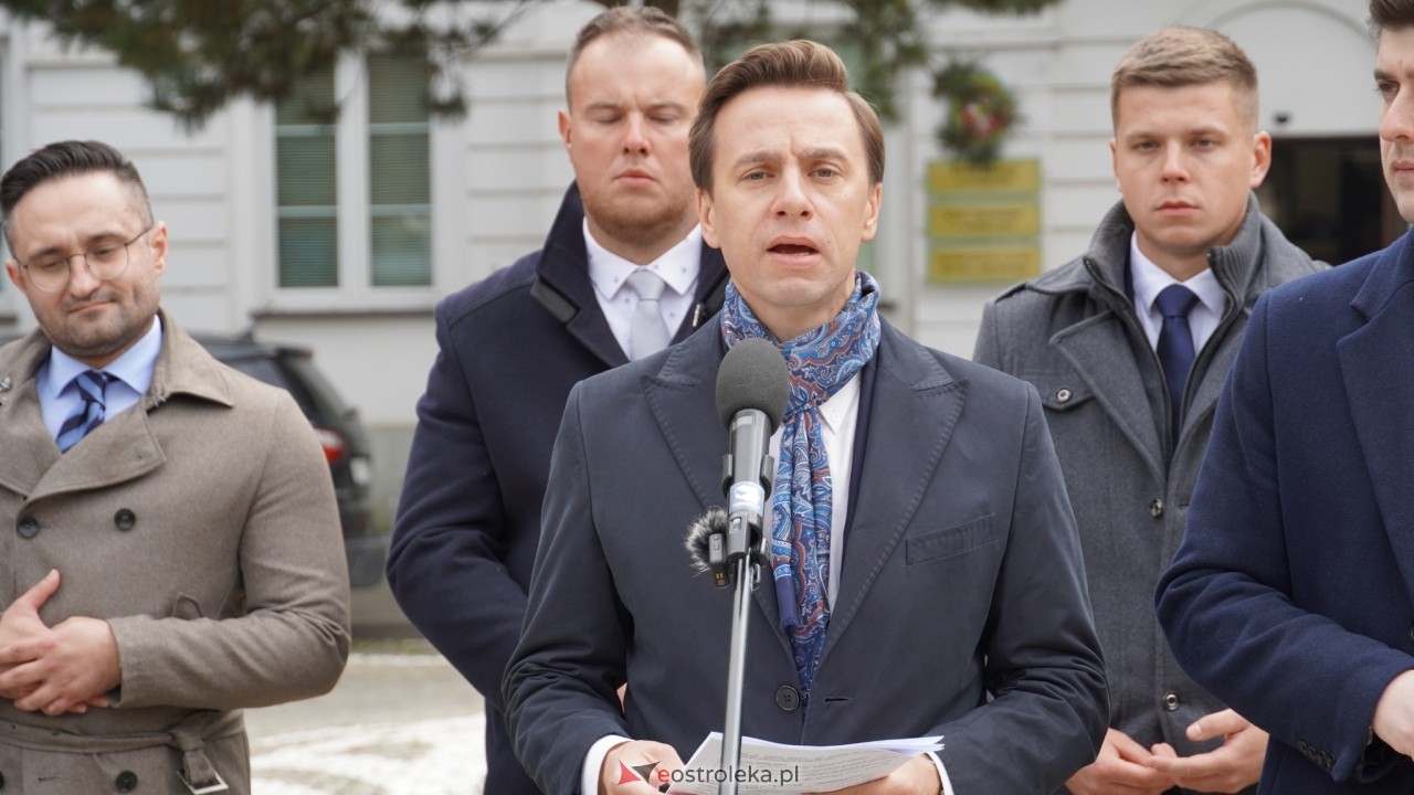 Konferencja prasowa z wicemarszałkiem Sejmu Krzysztofem Bosakiem w Ostrołęce [14.10.2026] - zdjęcie #14 - eOstroleka.pl