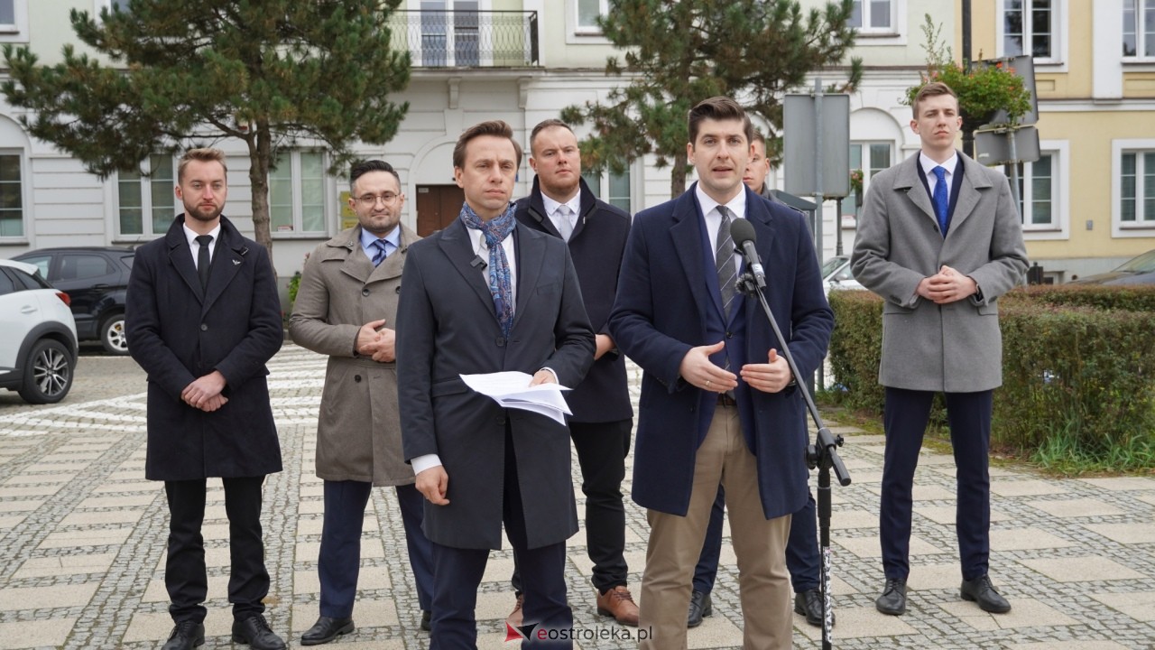 Konferencja prasowa z wicemarszałkiem Sejmu Krzysztofem Bosakiem w Ostrołęce [14.10.2026] - zdjęcie #2 - eOstroleka.pl