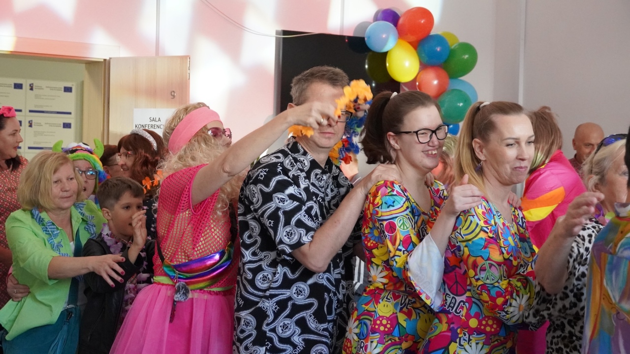 Bal Neonowe Skrzydła dla podopiecznych WTZ Motylki [17.10.2026] - zdjęcie #61 - eOstroleka.pl