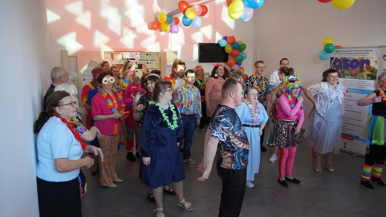 Bal Neonowe Skrzydła dla podopiecznych WTZ Motylki [17.10.2026] - zdjęcie #48 - eOstroleka.pl