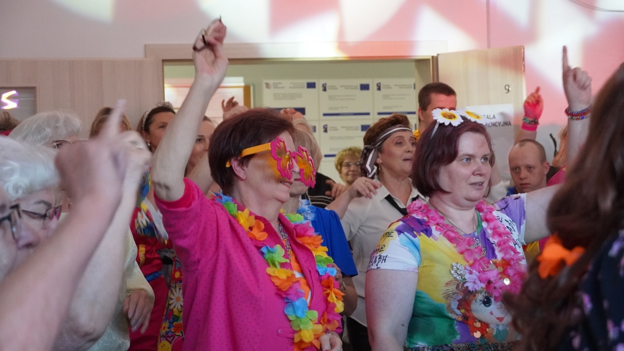 Bal Neonowe Skrzydła dla podopiecznych WTZ Motylki [17.10.2026] - zdjęcie #47 - eOstroleka.pl