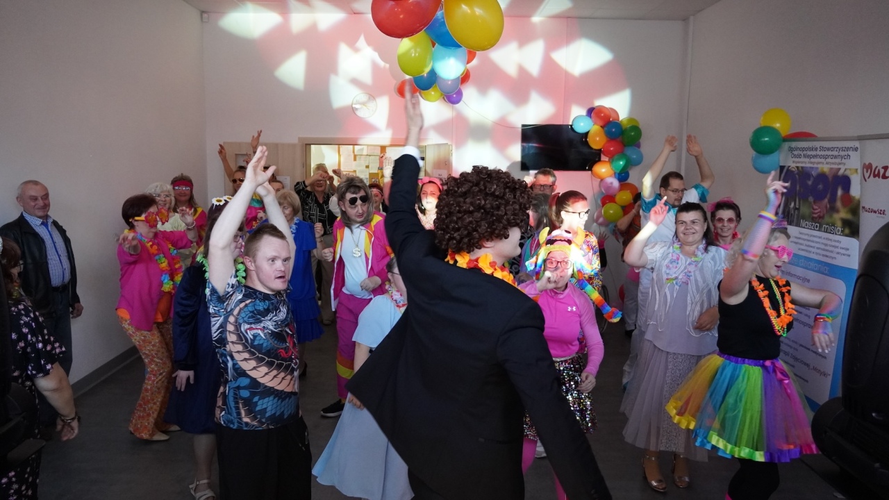 Bal Neonowe Skrzydła dla podopiecznych WTZ Motylki [17.10.2026] - zdjęcie #41 - eOstroleka.pl