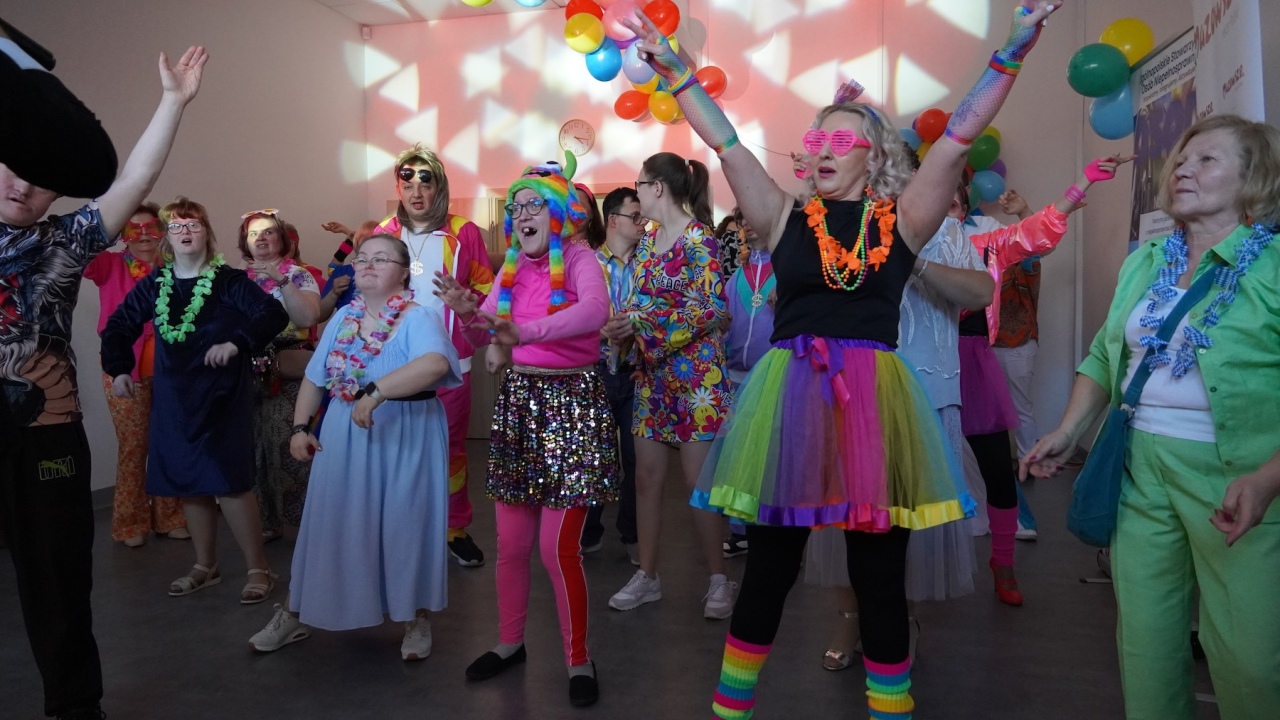 Bal Neonowe Skrzydła dla podopiecznych WTZ Motylki [17.10.2026] - zdjęcie #37 - eOstroleka.pl