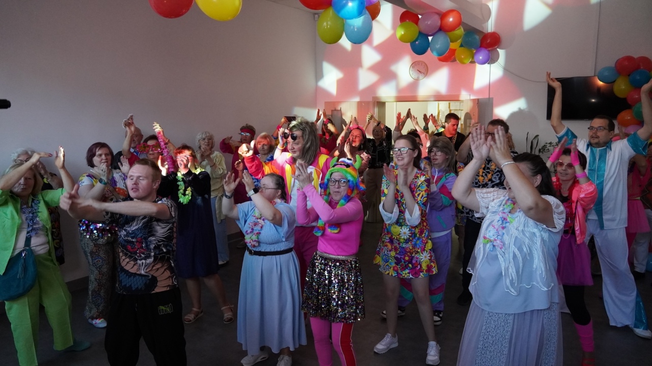Bal Neonowe Skrzydła dla podopiecznych WTZ Motylki [17.10.2026] - zdjęcie #26 - eOstroleka.pl
