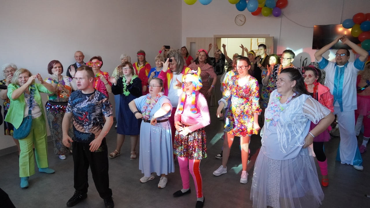 Bal Neonowe Skrzydła dla podopiecznych WTZ Motylki [17.10.2026] - zdjęcie #25 - eOstroleka.pl