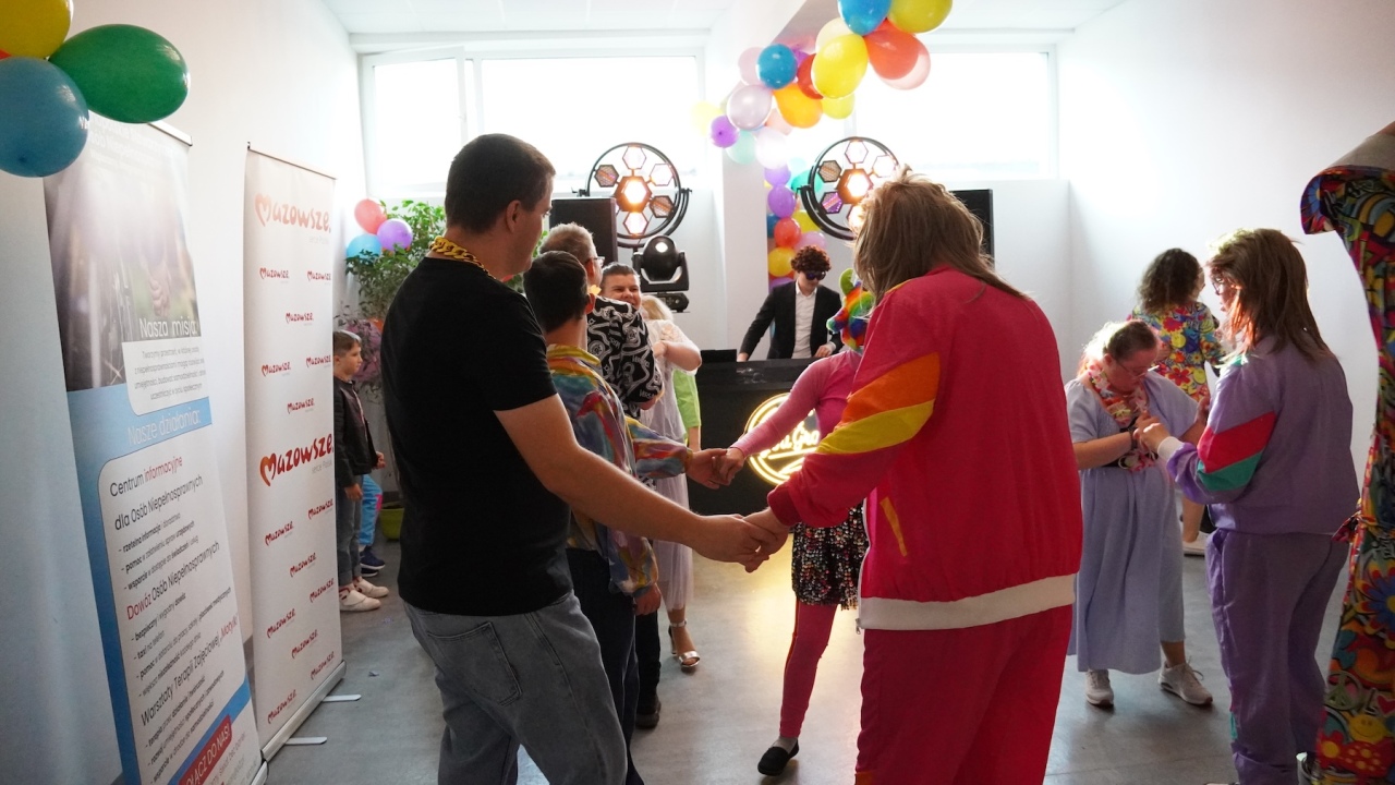 Bal Neonowe Skrzydła dla podopiecznych WTZ Motylki [17.10.2026] - zdjęcie #17 - eOstroleka.pl