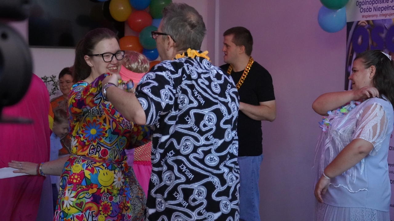 Bal Neonowe Skrzydła dla podopiecznych WTZ Motylki [17.10.2026] - zdjęcie #10 - eOstroleka.pl
