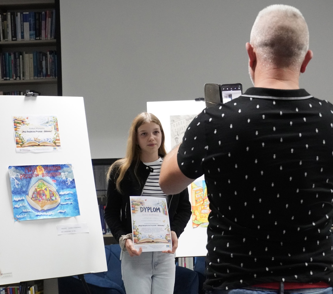 „Moja Bezpieczna Przystań - Biblioteka”. W Ostrołęce wręczono nagrody w konkursie artystycznym [19.10.2026] - zdjęcie #3 - eOstroleka.pl