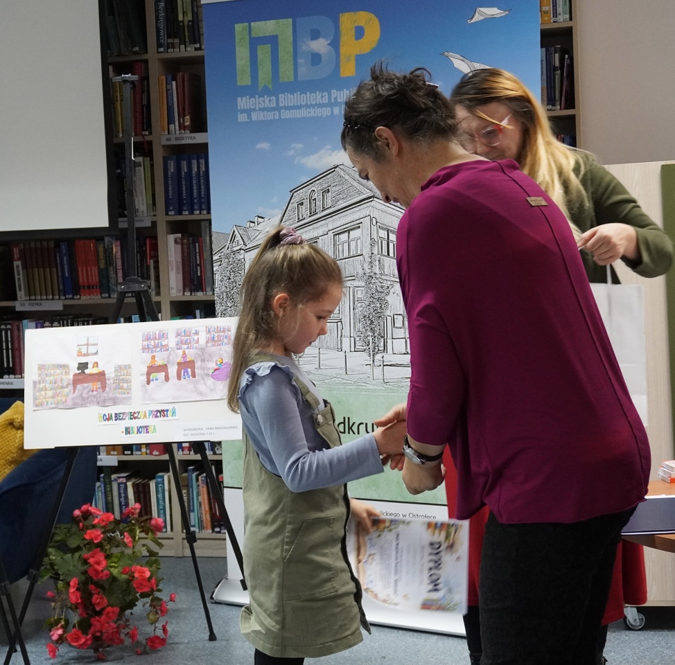 „Moja Bezpieczna Przystań - Biblioteka”. W Ostrołęce wręczono nagrody w konkursie artystycznym [19.10.2026] - zdjęcie #4 - eOstroleka.pl