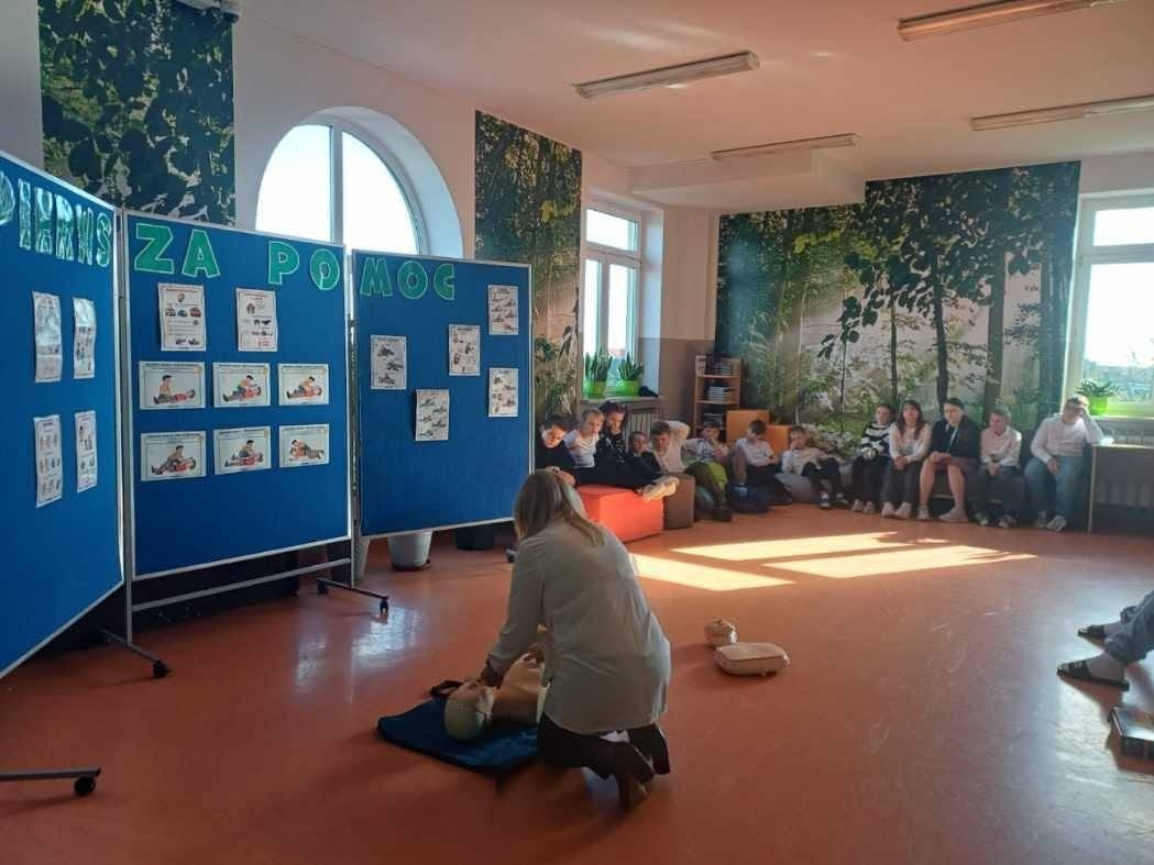 Nowy rekord na korytarzach szkoły w Kadzidle. Ponad 800 osób uczyło się ratować życie! [19.10.2026] - zdjęcie #22 - eOstroleka.pl