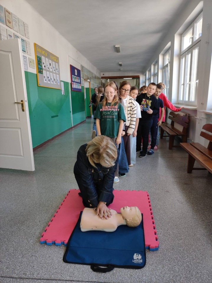 Nowy rekord na korytarzach szkoły w Kadzidle. Ponad 800 osób uczyło się ratować życie! [19.10.2026] - zdjęcie #18 - eOstroleka.pl