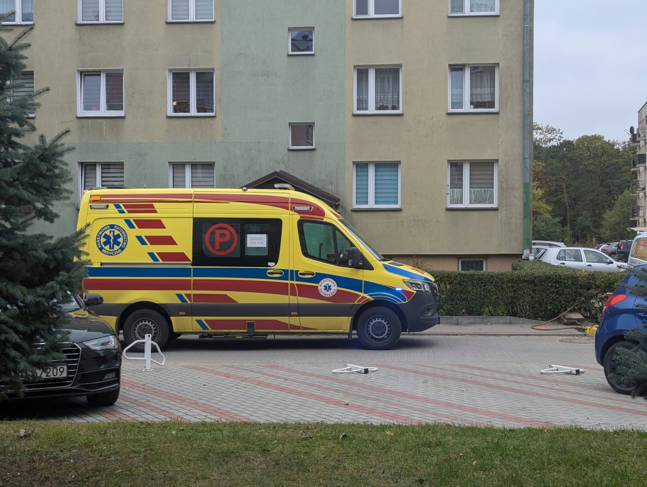 Akcja ratunkowa w bloku przy Witosa [19.10.2026] - zdjęcie #4 - eOstroleka.pl