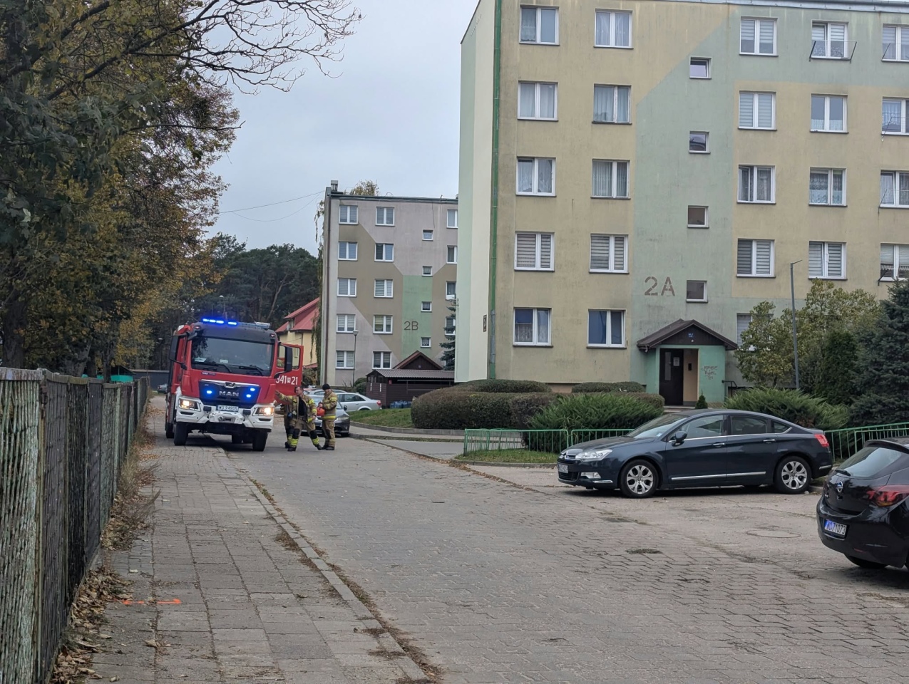 Akcja ratunkowa w bloku przy Witosa [19.10.2026] - zdjęcie #3 - eOstroleka.pl