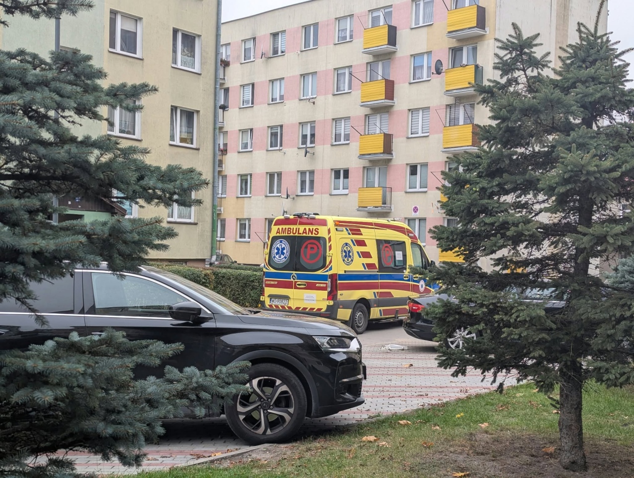 Akcja ratunkowa w bloku przy Witosa [19.10.2026] - zdjęcie #2 - eOstroleka.pl