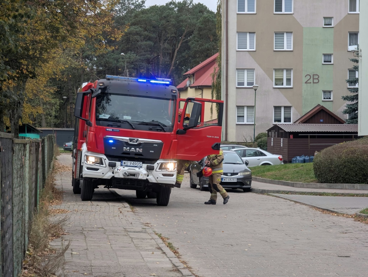 Akcja ratunkowa w bloku przy Witosa [19.10.2026] - zdjęcie #1 - eOstroleka.pl