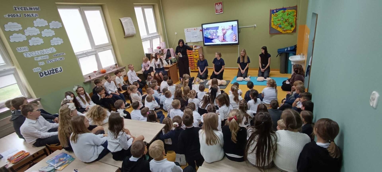 Akcja bicia Rekordu Guinnessa w resuscytacji krążeniowo-oddechowej w SP w Łęgu Przedmiejskim [19.10.2026] - zdjęcie #4 - eOstroleka.pl