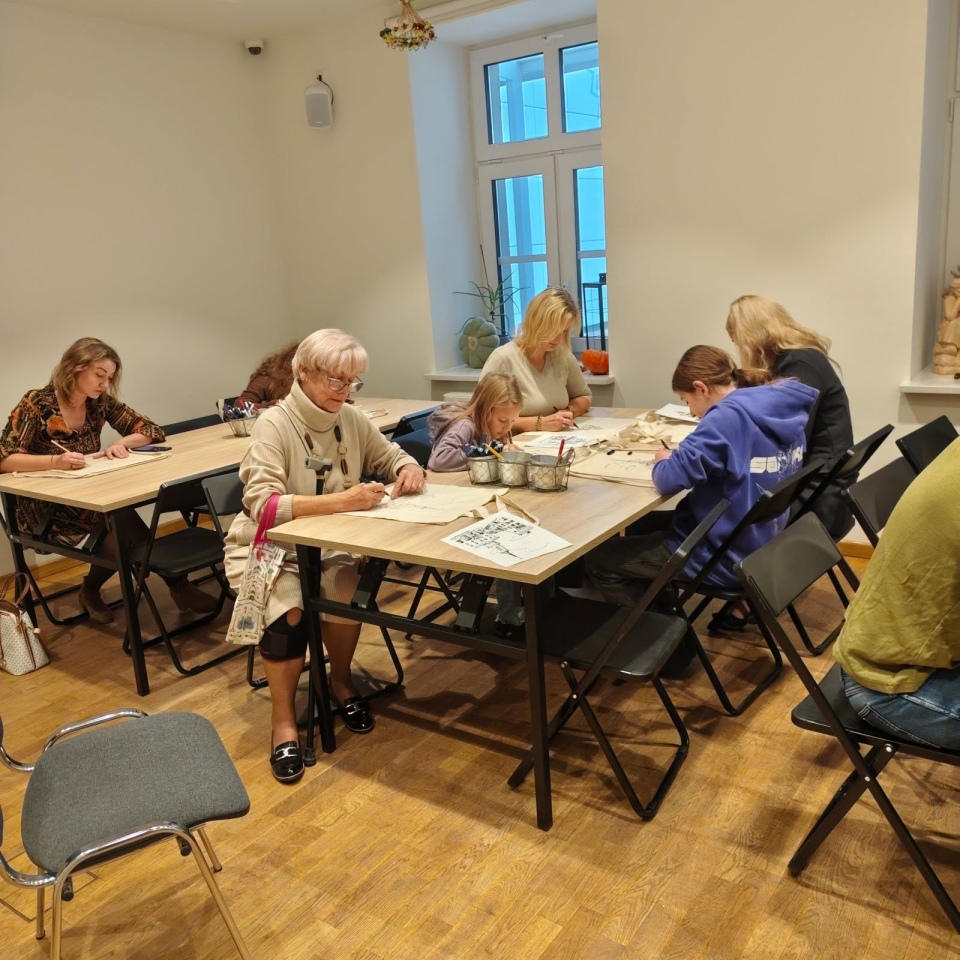 Wyjątkowe torby z ostrołęcką architekturą. Mieszkańcy tworzyli je w muzeum! [20.10.2026] - zdjęcie #9 - eOstroleka.pl