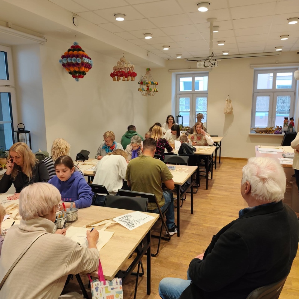 Wyjątkowe torby z ostrołęcką architekturą. Mieszkańcy tworzyli je w muzeum! [20.10.2026] - zdjęcie #5 - eOstroleka.pl