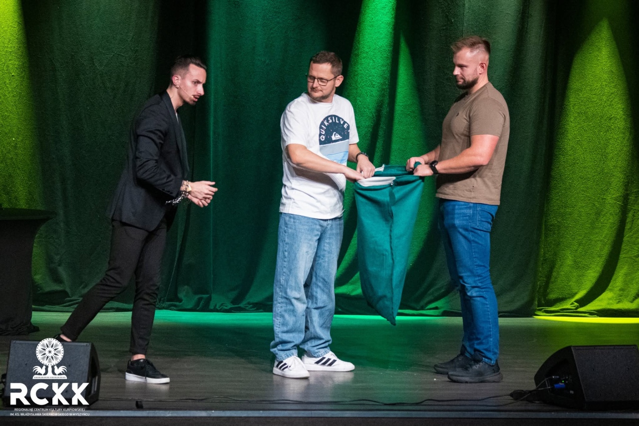 Pokaz iluzjonisty w RCKK w Myszyńcu [17.10.2026] - zdjęcie #24 - eOstroleka.pl