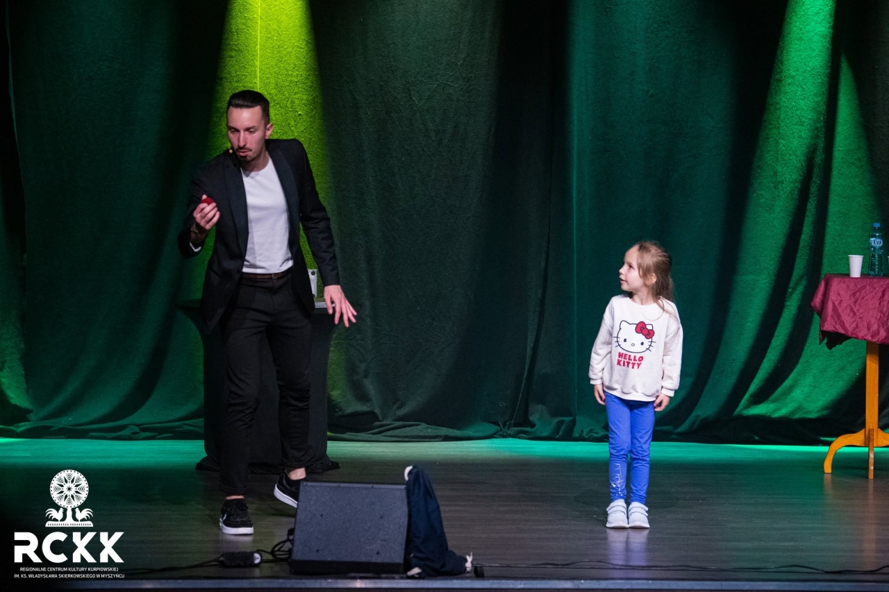 Pokaz iluzjonisty w RCKK w Myszyńcu [17.10.2026] - zdjęcie #22 - eOstroleka.pl