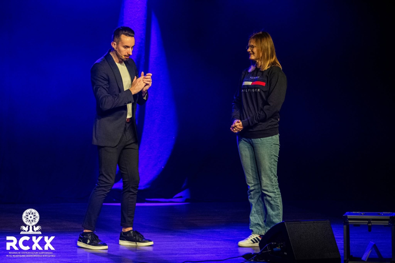 Pokaz iluzjonisty w RCKK w Myszyńcu [17.10.2026] - zdjęcie #14 - eOstroleka.pl