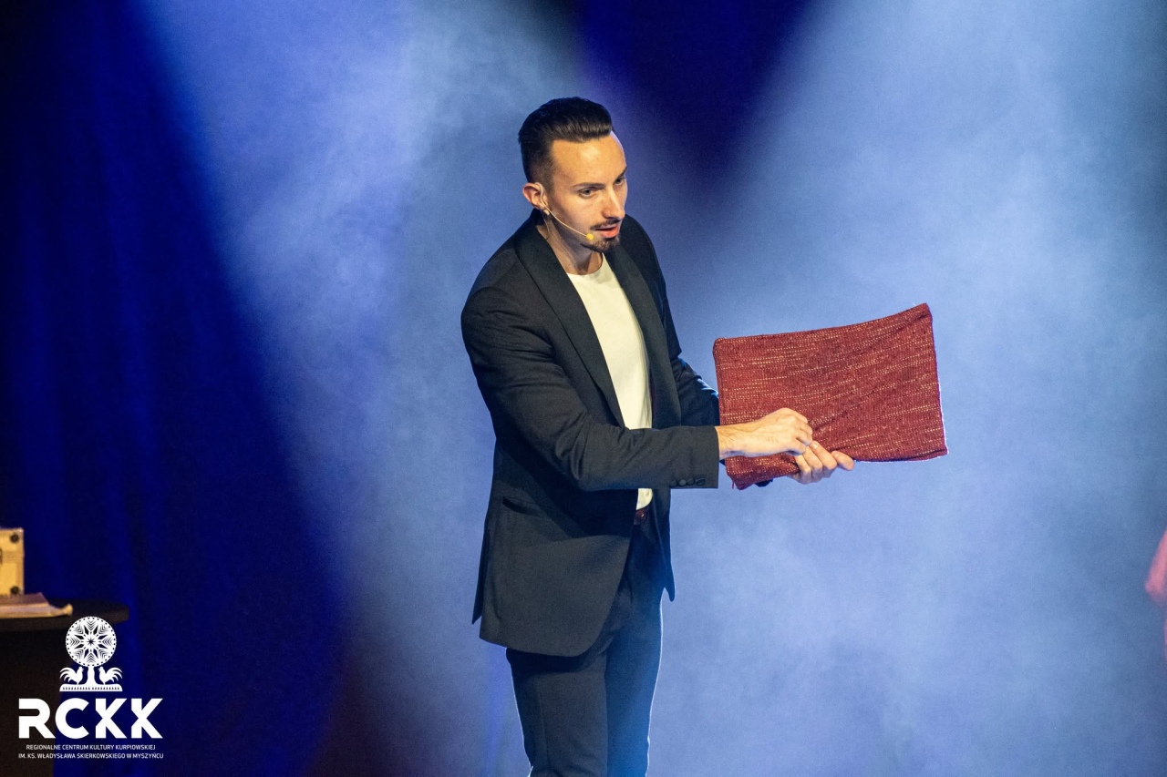 Pokaz iluzjonisty w RCKK w Myszyńcu [17.10.2026] - zdjęcie #11 - eOstroleka.pl