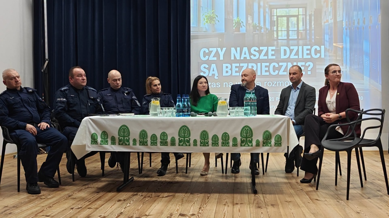 Bezpieczeństwo dzieci najważniejsze. Ważna debata w Kadzidle [21.10.2026] - zdjęcie #14 - eOstroleka.pl
