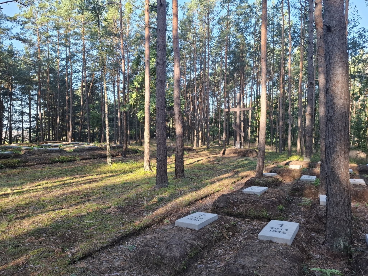 Porządkowe prace na cmentarzach wojennych w gminie Kadzidło [26.10.2026] - zdjęcie #8 - eOstroleka.pl