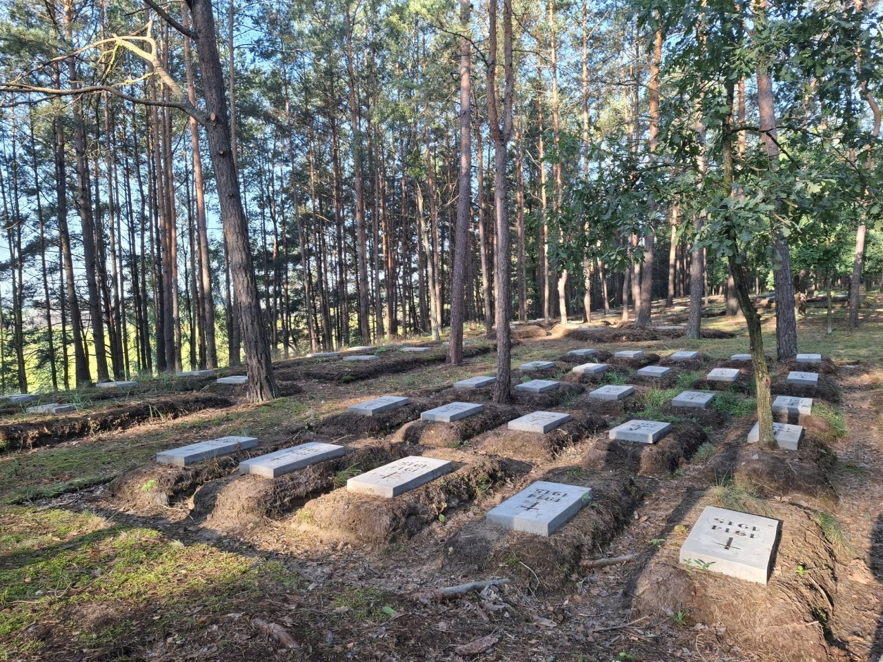 Porządkowe prace na cmentarzach wojennych w gminie Kadzidło [26.10.2026] - zdjęcie #4 - eOstroleka.pl