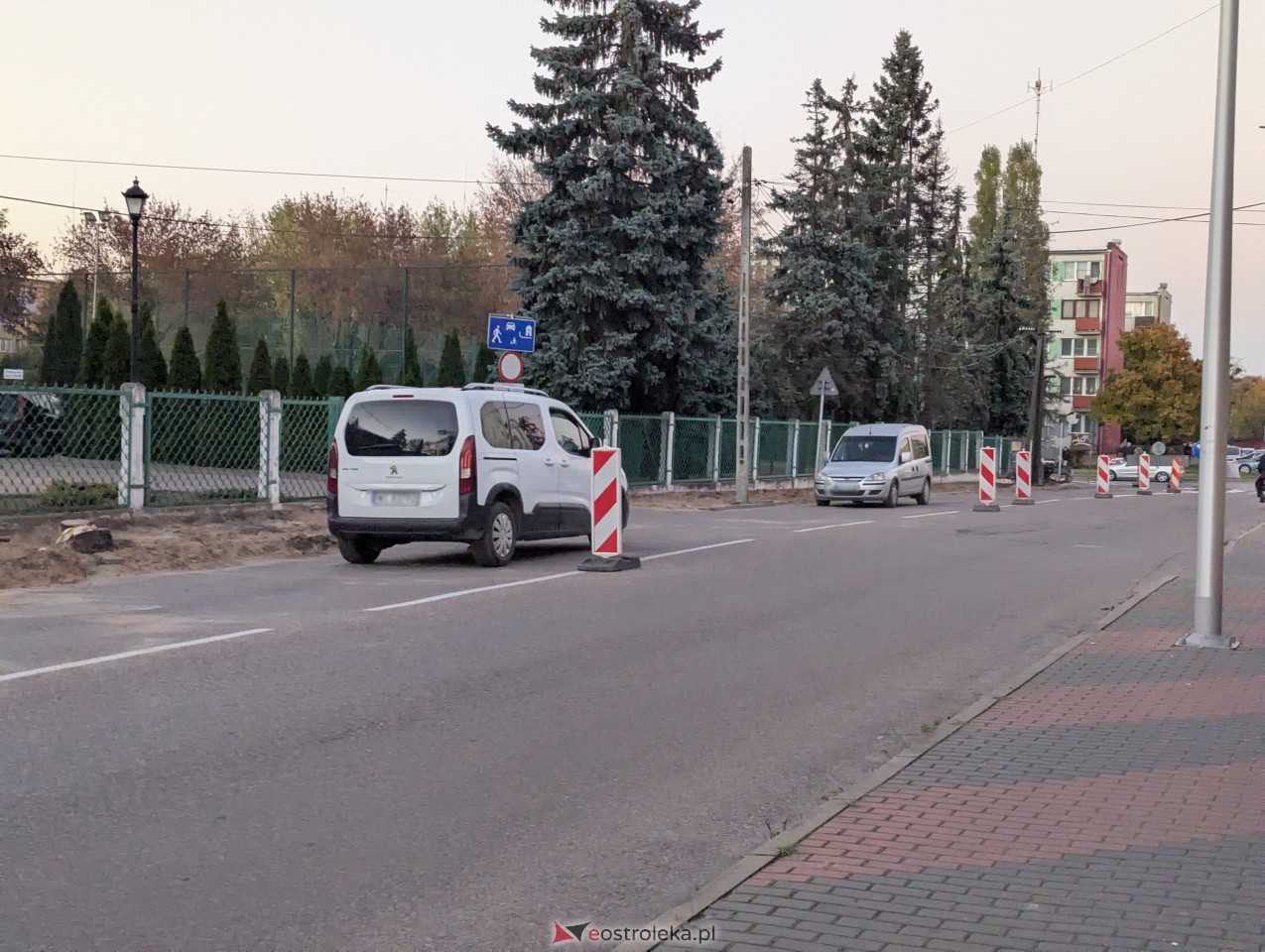 Remont chodnika przy ZSZ 1 w Ostrołęce [27.10.2026] - zdjęcie #1 - eOstroleka.pl