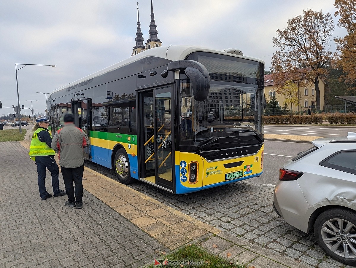 Kolizja z autobusem miejskim na osiedlu Centrum [28.10.2026] - zdjęcie #4 - eOstroleka.pl