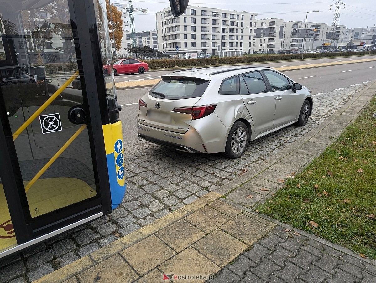 Kolizja z autobusem miejskim na osiedlu Centrum [28.10.2026] - zdjęcie #3 - eOstroleka.pl
