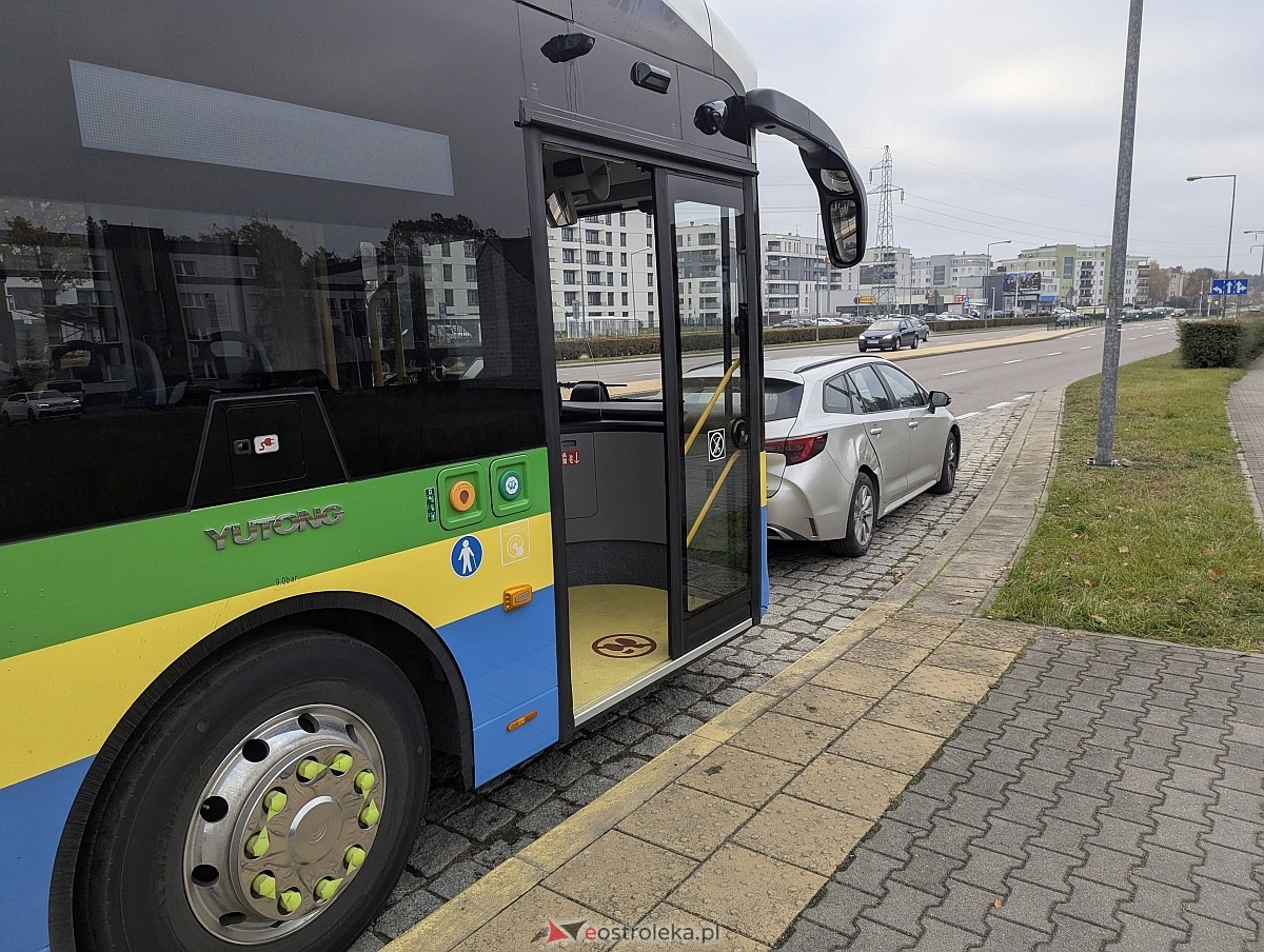 Kolizja z autobusem miejskim na osiedlu Centrum [28.10.2026] - zdjęcie #2 - eOstroleka.pl