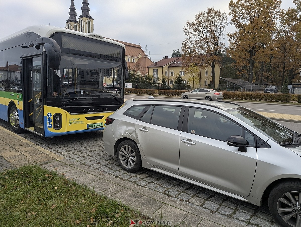 Kolizja z autobusem miejskim na osiedlu Centrum [28.10.2026] - zdjęcie #8 - eOstroleka.pl