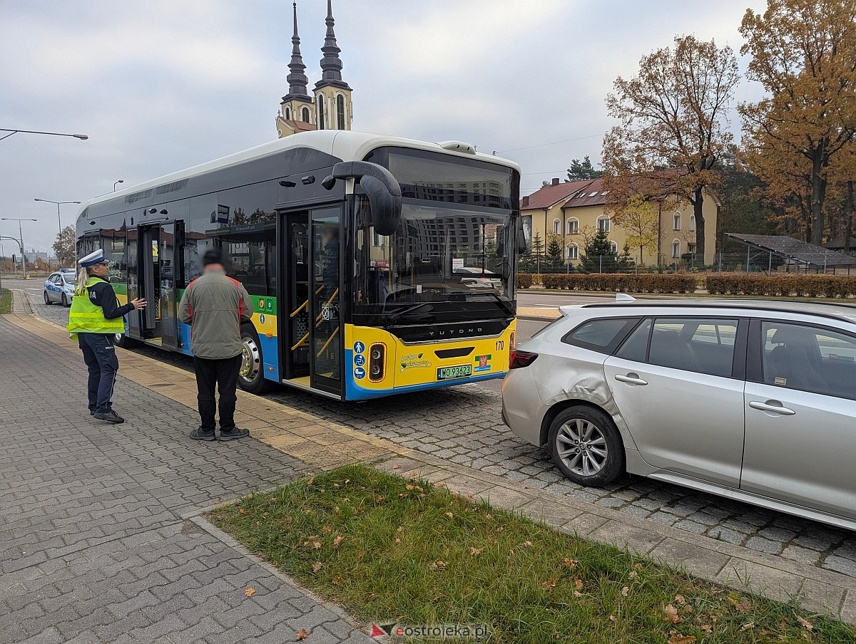 Kolizja z autobusem miejskim na osiedlu Centrum [28.10.2026] - zdjęcie #7 - eOstroleka.pl