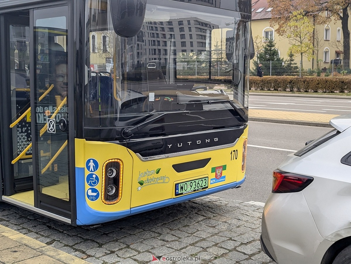 Kolizja z autobusem miejskim na osiedlu Centrum [28.10.2026] - zdjęcie #5 - eOstroleka.pl
