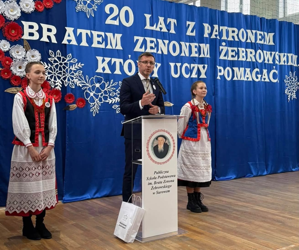 Obchody 20-lecia nadania szkole w Surowem imienia Brata Zenona Żebrowskiego [28.10.2026] - zdjęcie #4 - eOstroleka.pl