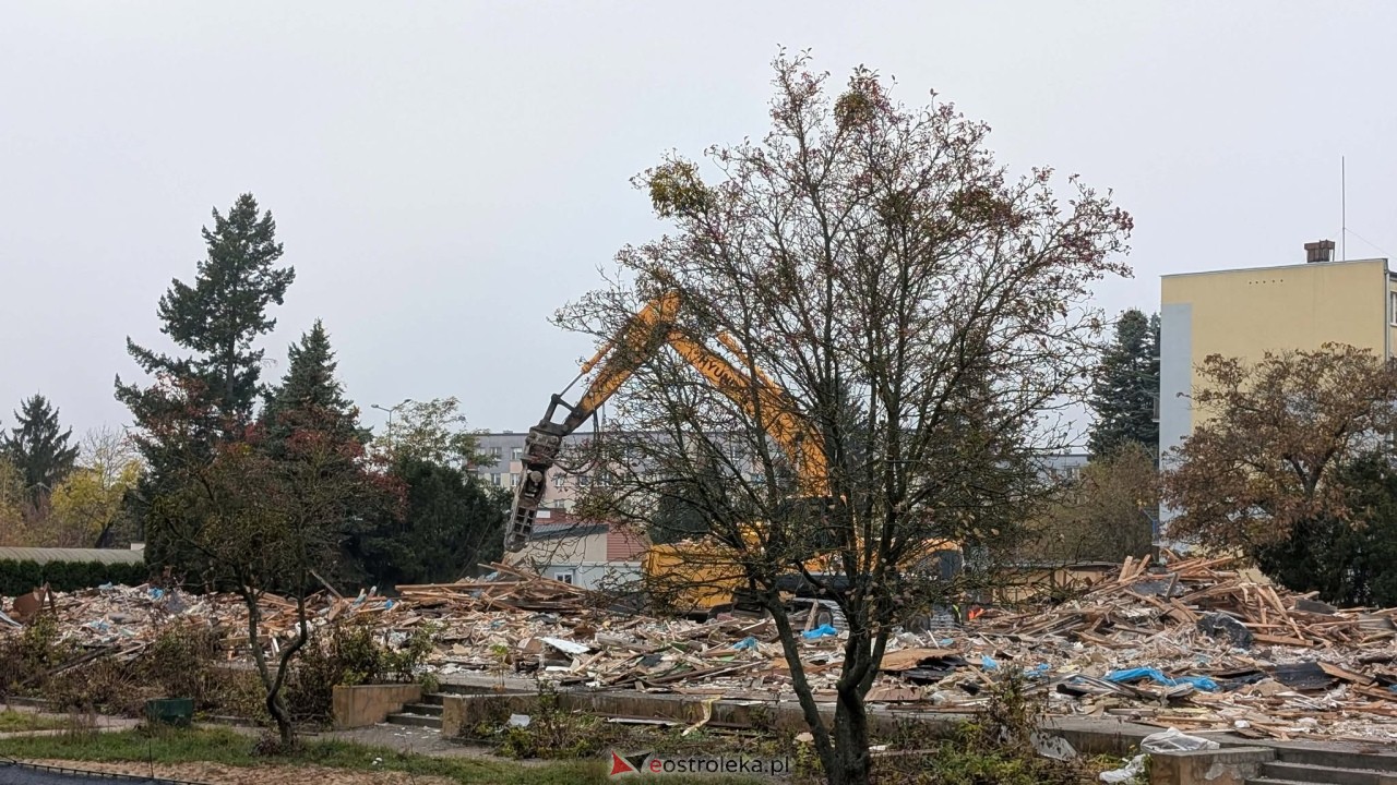 Prace rozbiórkowe Przedszkola Miejskiego nr 16 przy ul. Powstańców [30.10.2026] - zdjęcie #12 - eOstroleka.pl