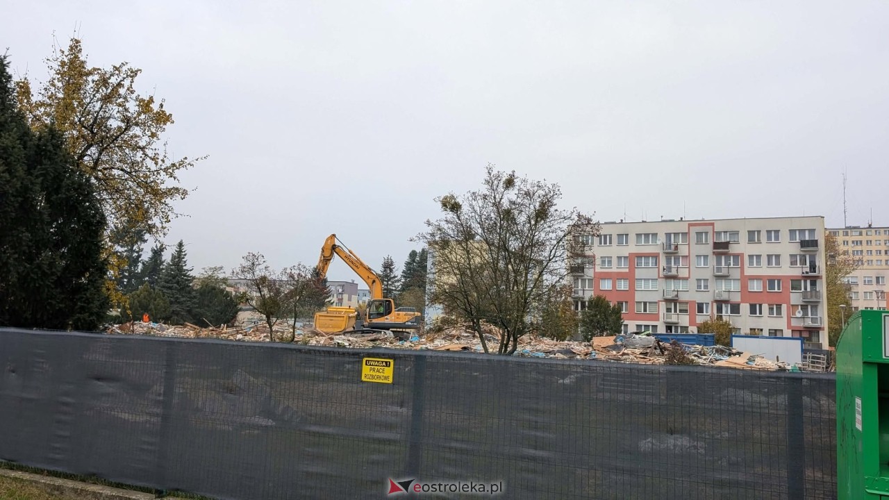 Prace rozbiórkowe Przedszkola Miejskiego nr 16 przy ul. Powstańców [30.10.2026] - zdjęcie #10 - eOstroleka.pl