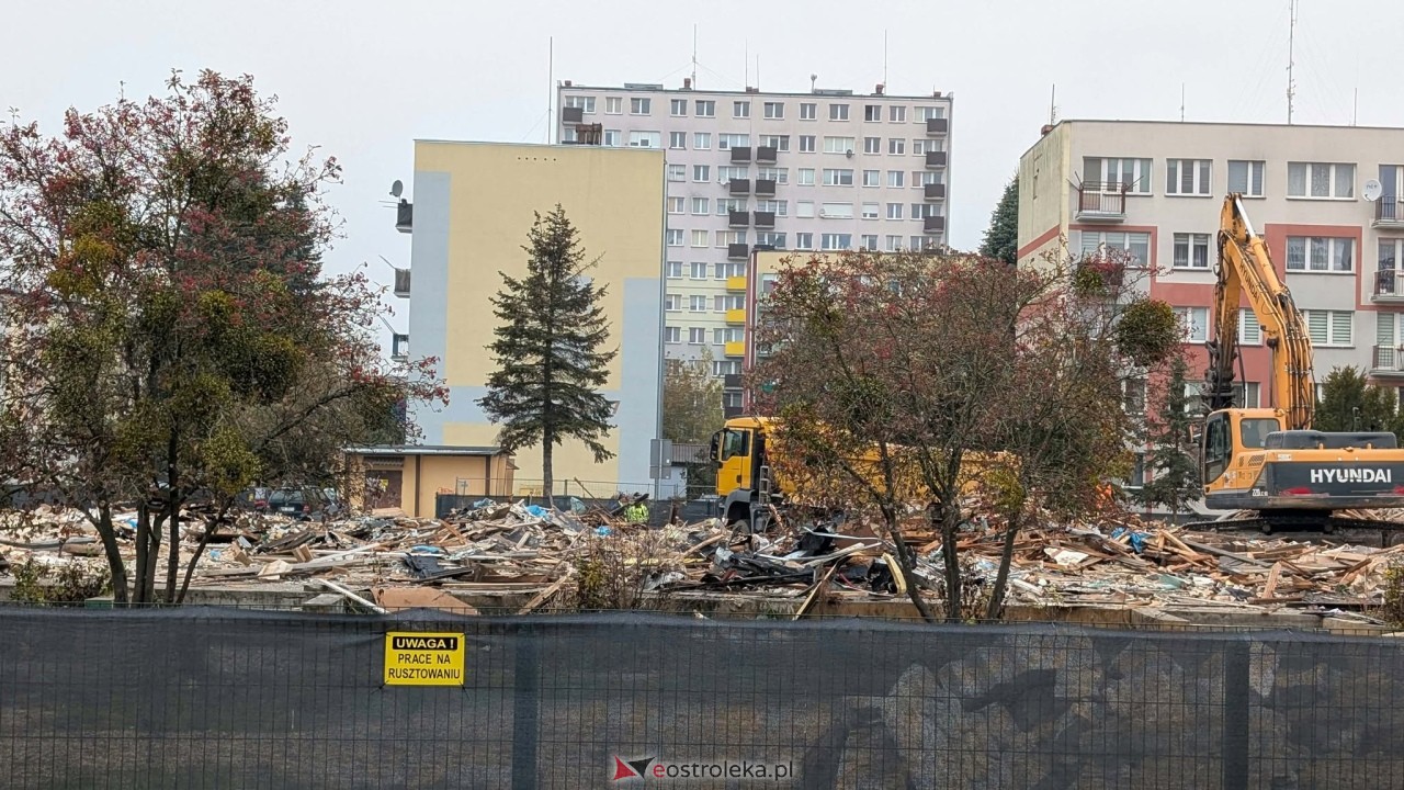 Prace rozbiórkowe Przedszkola Miejskiego nr 16 przy ul. Powstańców [30.10.2026] - zdjęcie #9 - eOstroleka.pl