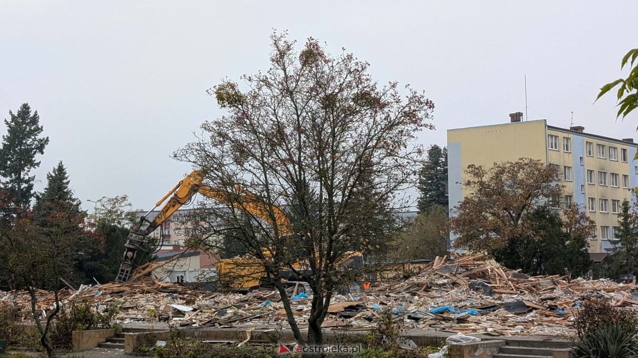 Prace rozbiórkowe Przedszkola Miejskiego nr 16 przy ul. Powstańców [30.10.2026] - zdjęcie #8 - eOstroleka.pl