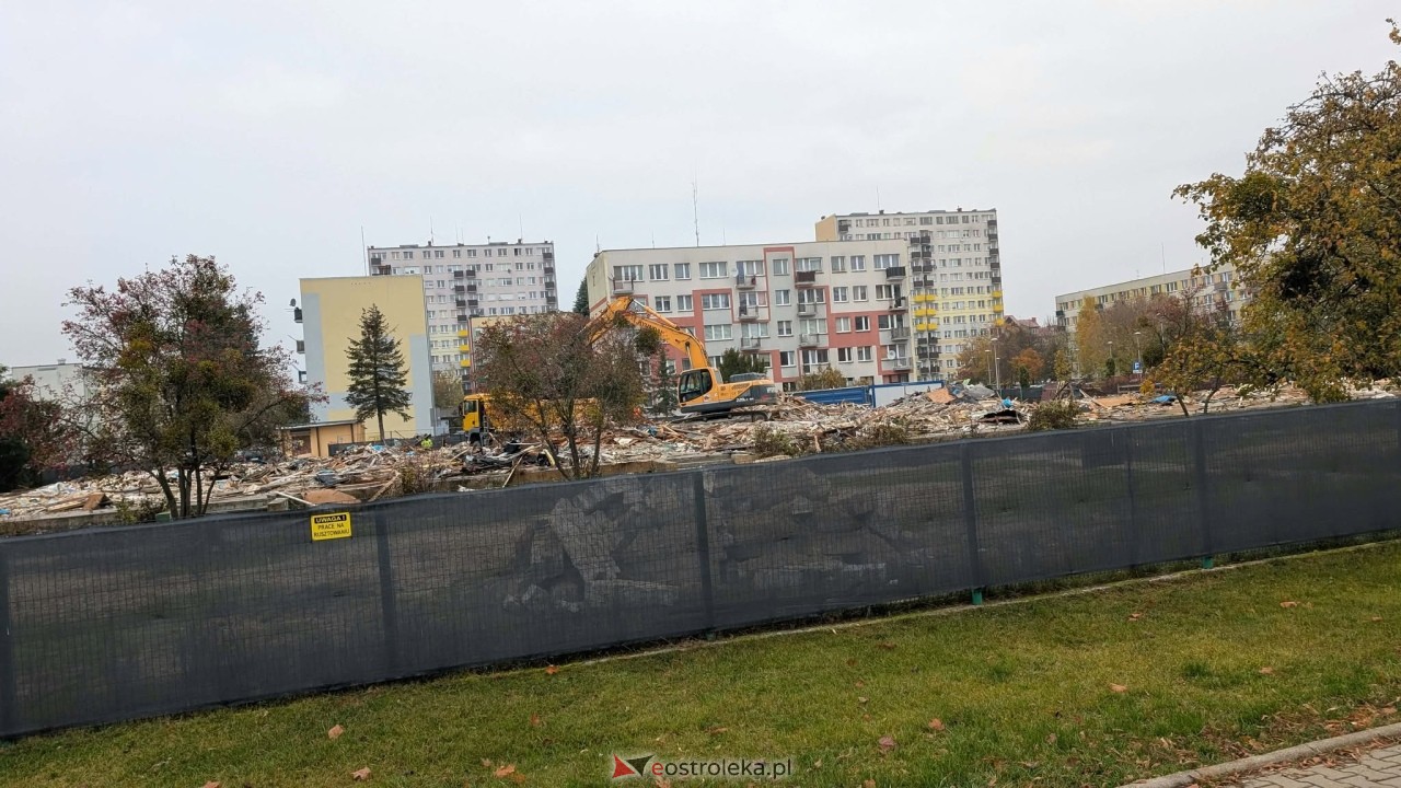 Prace rozbiórkowe Przedszkola Miejskiego nr 16 przy ul. Powstańców [30.10.2026] - zdjęcie #6 - eOstroleka.pl