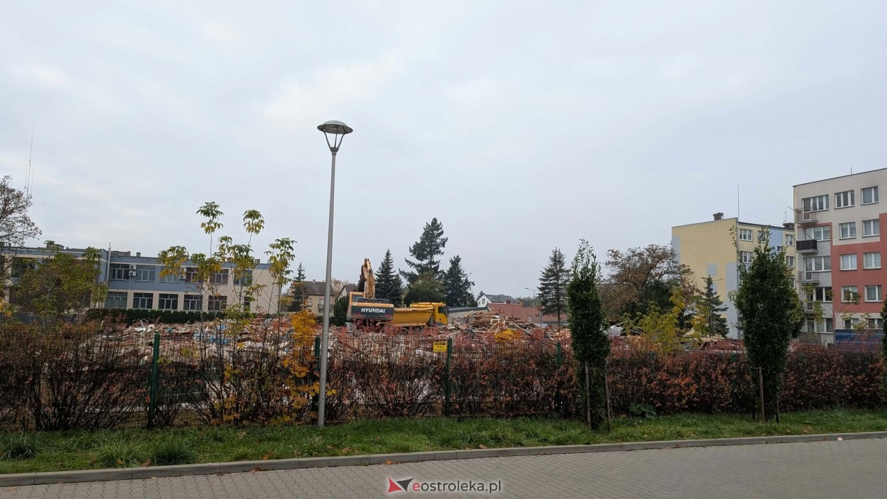 Prace rozbiórkowe Przedszkola Miejskiego nr 16 przy ul. Powstańców [30.10.2026] - zdjęcie #5 - eOstroleka.pl
