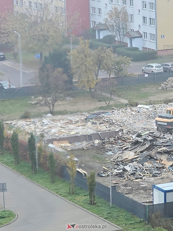 Prace rozbiórkowe Przedszkola Miejskiego nr 16 przy ul. Powstańców [30.10.2026] - zdjęcie #4 - eOstroleka.pl