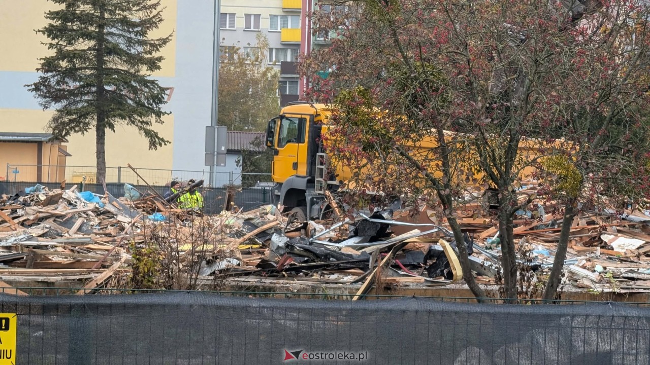 Prace rozbiórkowe Przedszkola Miejskiego nr 16 przy ul. Powstańców [30.10.2026] - zdjęcie #3 - eOstroleka.pl