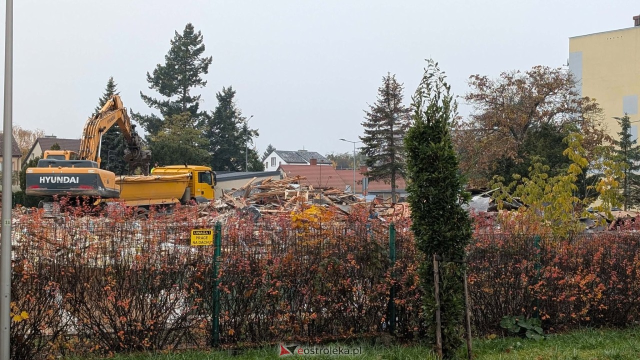 Prace rozbiórkowe Przedszkola Miejskiego nr 16 przy ul. Powstańców [30.10.2026] - zdjęcie #2 - eOstroleka.pl