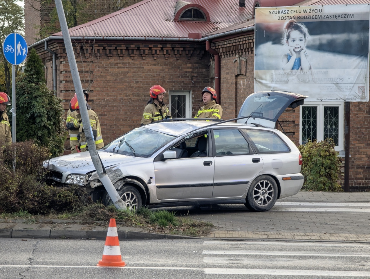 Dachowanie na rondzie Ułanów Zasławskich [[31.10.2026] - zdjęcie #4 - eOstroleka.pl